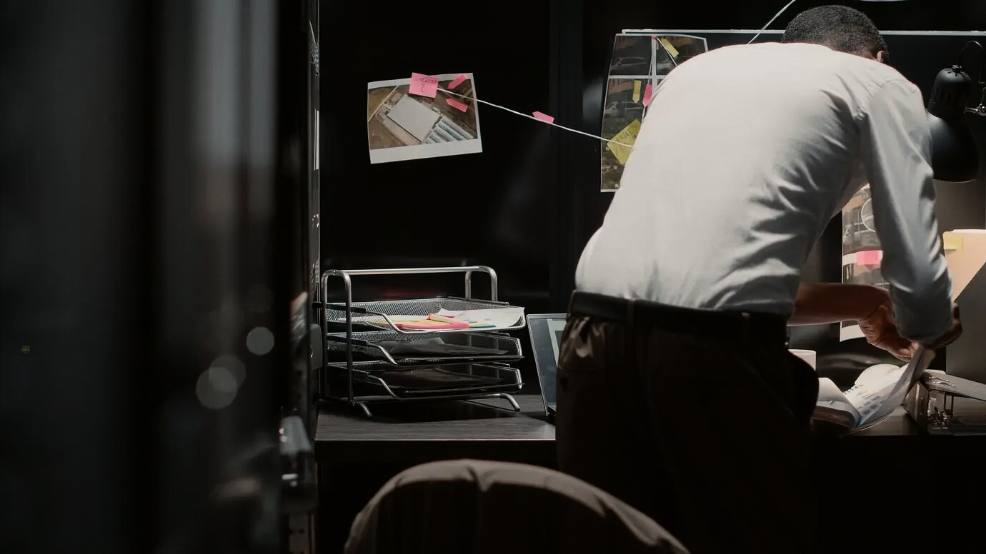 Sala de guerra traduciendo insights de apoyo a familias emprendedoras en la organización de finanzas personales y empresariales en acciones